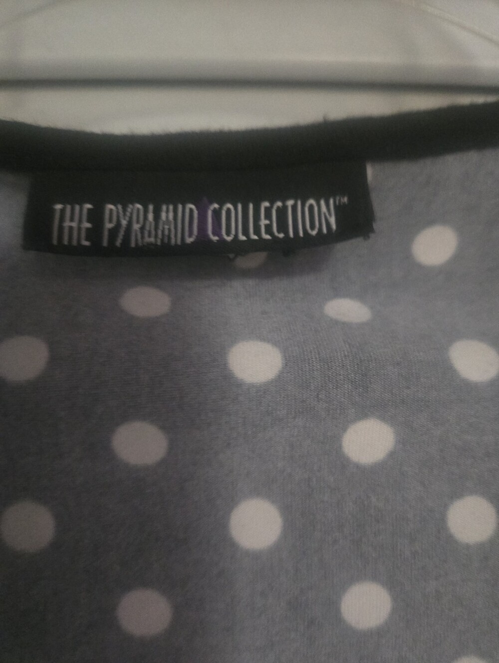The Pyramid Collection Black & White Polka Dot V-Neck Ruched Peplum Top. Size1XL - Picture 4 of 9